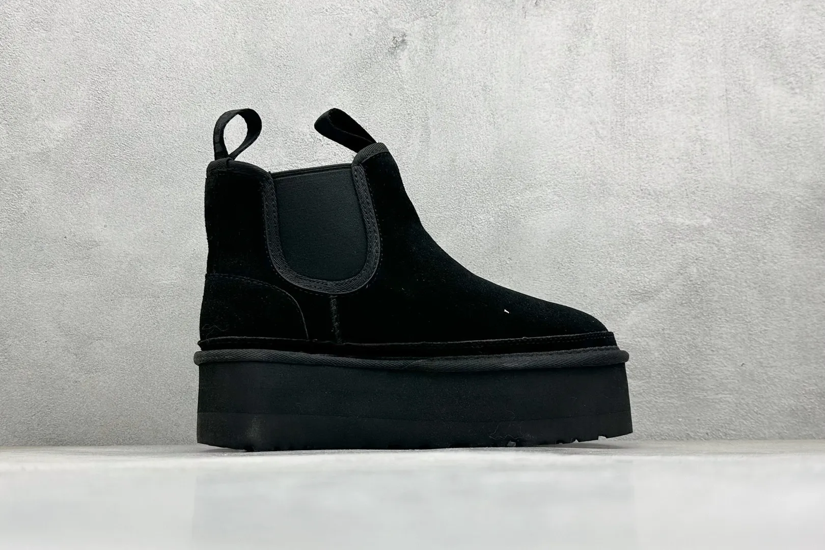 🐲💰 560 supports store UGG sheepskin and fur integrated snow boots 4526 Chelsea thick soles. All shoes are made of ZP from the same factory. Longfeng A-grade Australian imported sheepskin and fur integrated brand OEM production line fully follows the ZP process. OEM original pattern maker adheres to the principle of no original shoes and no development selection. Pay attention to every detail. The most correct version on the market 35-40. Item number: 1134526